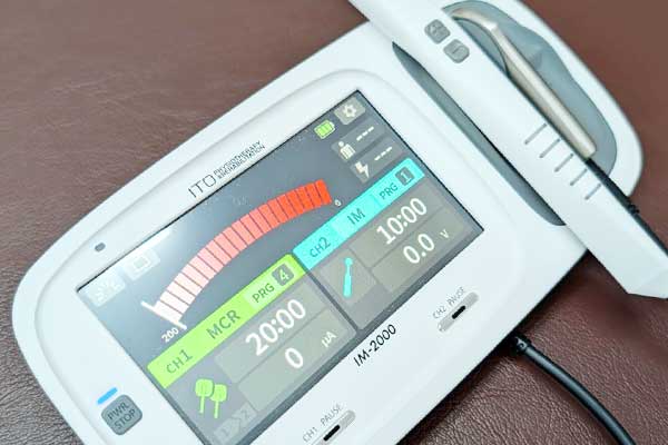 鍼灸の機器、マイクロカレントIM-2000の画像