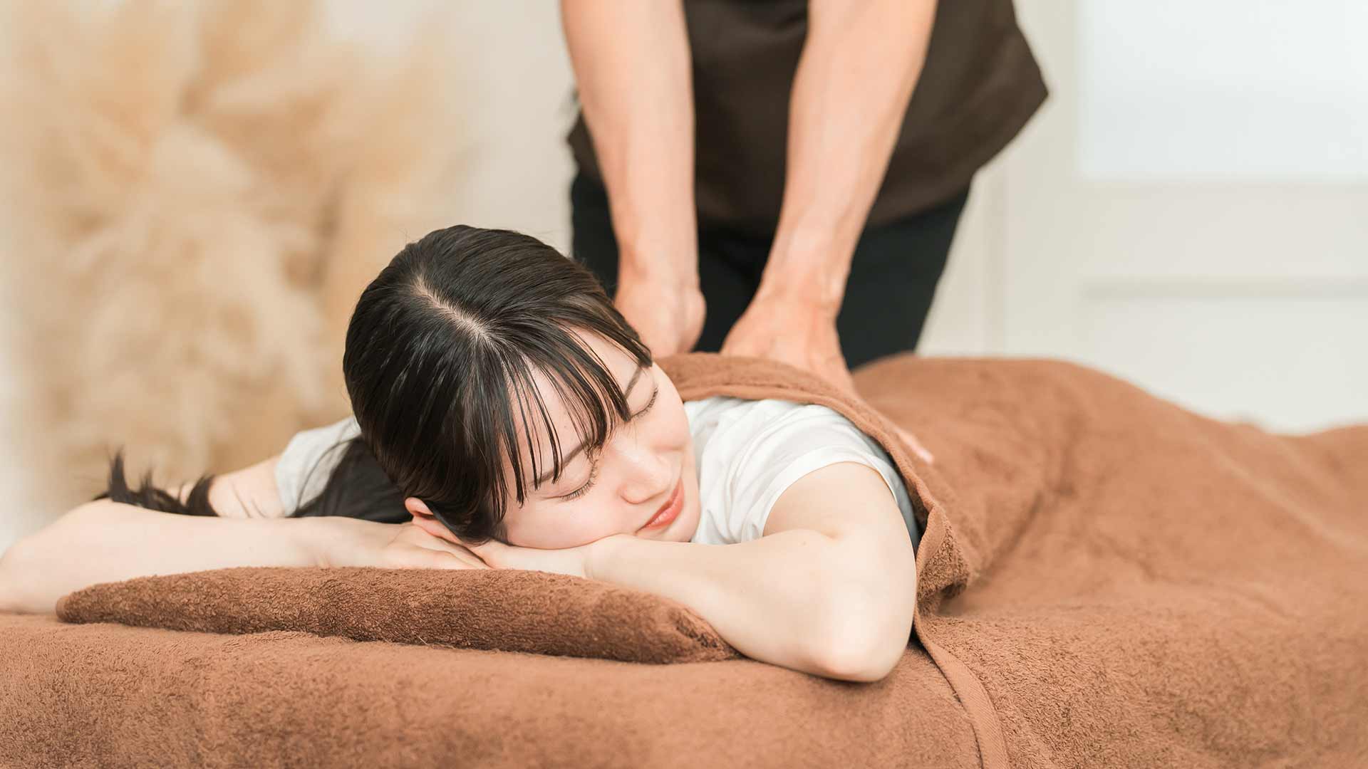 マッサージを受ける女性